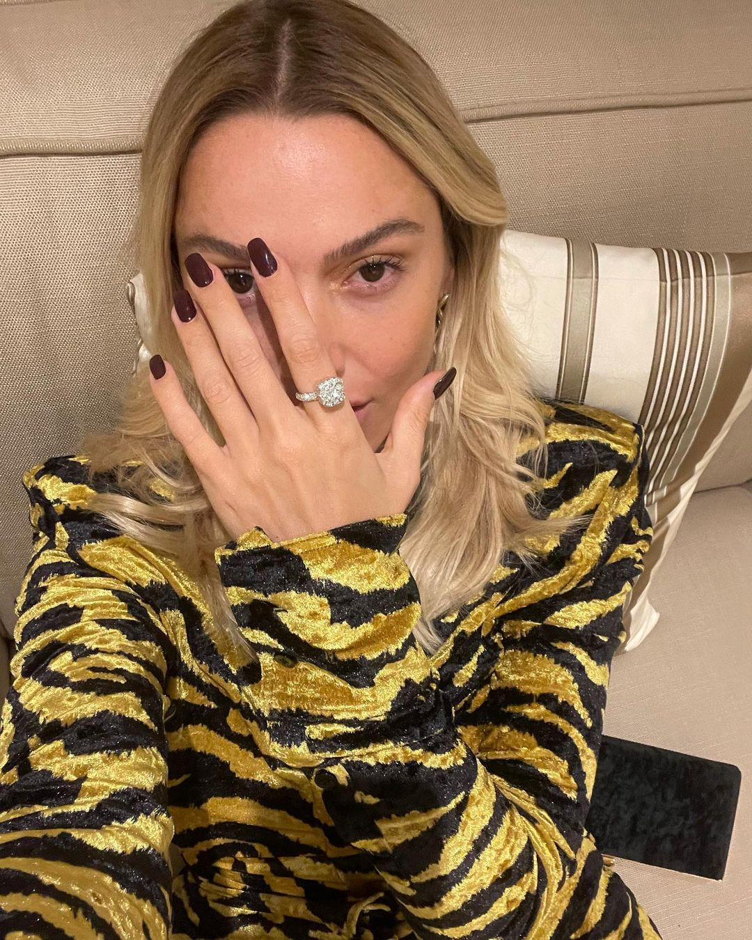 Hadise'den yüzük şov! Sosyal medyayı yıktı geçti
