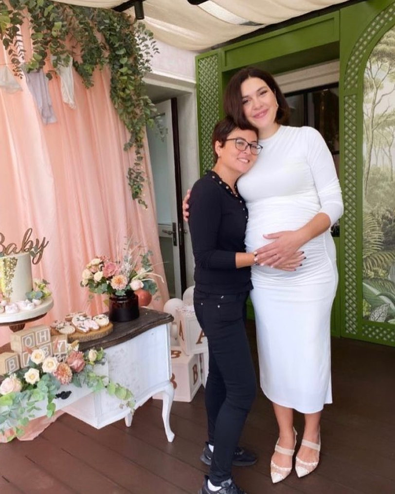 Leyla Bebek'in doğumuna g&uuml;nler kala Berg&uuml;zar Korel baby shower partisi d&uuml;zenledi