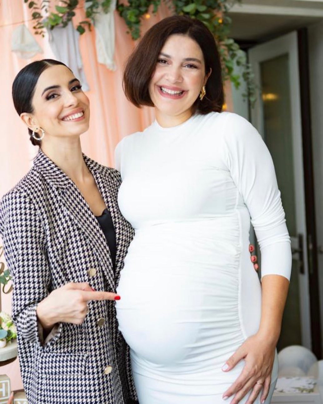 Leyla Bebek'in doğumuna g&uuml;nler kala Berg&uuml;zar Korel baby shower partisi d&uuml;zenledi