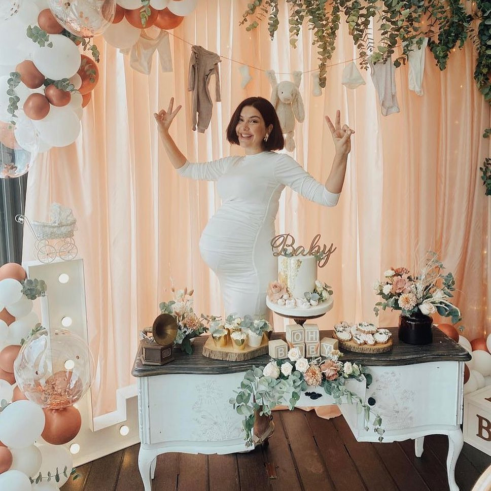 Leyla Bebek'in doğumuna g&uuml;nler kala Berg&uuml;zar Korel baby shower partisi d&uuml;zenledi