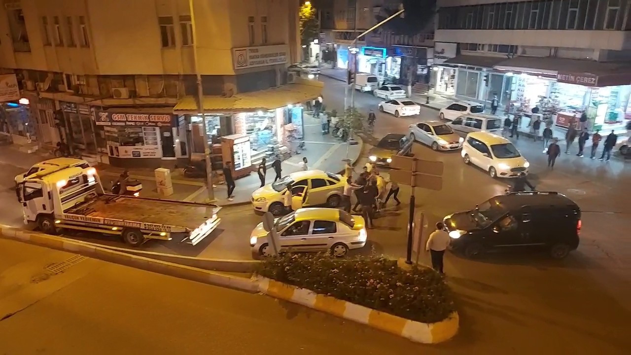 Adıyaman'da ortalığı birbirine katan alkollü sürücü dayak yedi