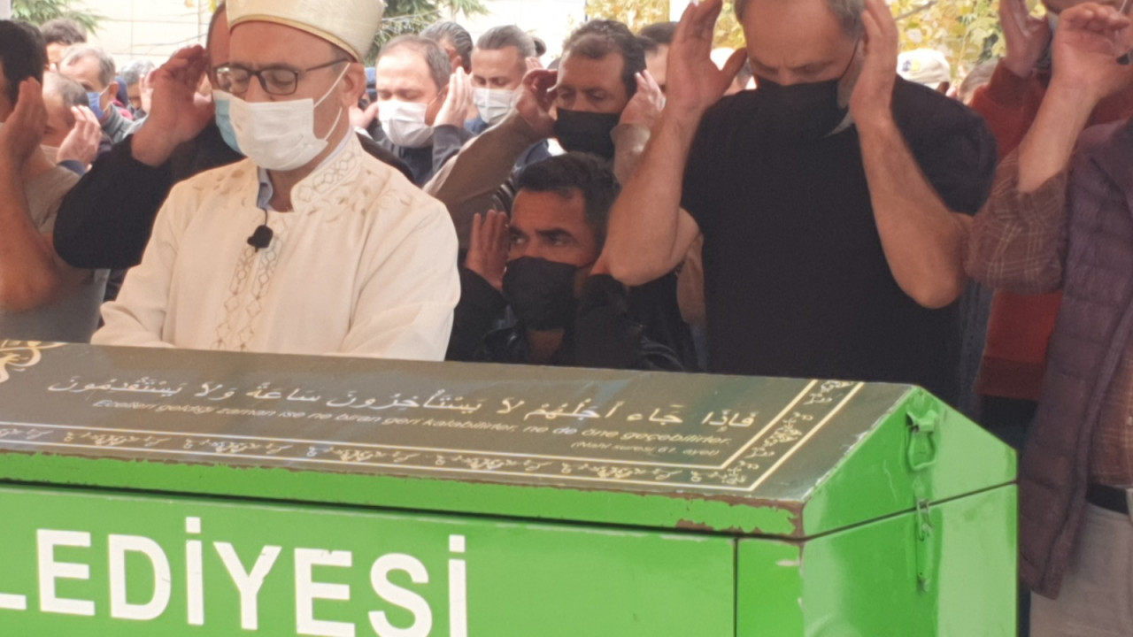 'Çaycı Hüseyin’ ismiyle bilinen Alparslan Özmol'un babası son yolculuğuna uğurlandı