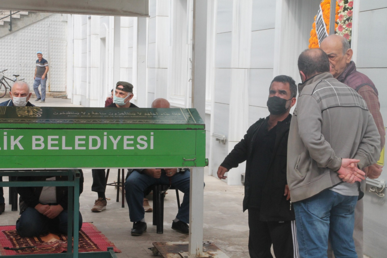 'Çaycı Hüseyin’ ismiyle bilinen Alparslan Özmol'un babası son yolculuğuna uğurlandı
