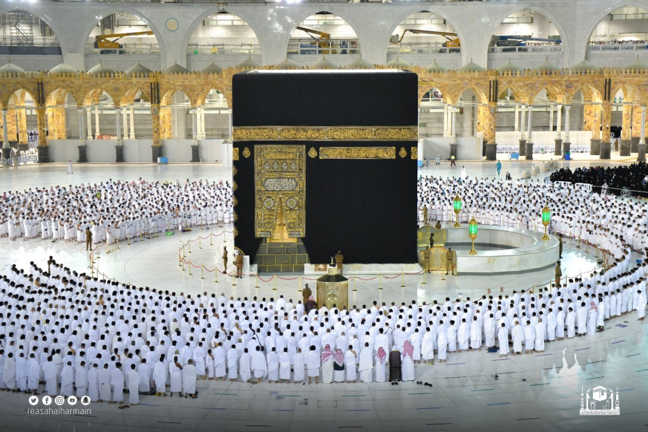 Suudi Arabistan&rsquo;da yeni tip koronavir&uuml;s (Kovid-19) kısıtlamalarının hafifletilmesi kapsamında Mescid-i Haram ve Mescid-i Nebevi tam kapasiteyle ibadete a&ccedil;ıldı. Kararın ardından Mekke'de bulunan Mescid-i Haram'da sosyal mesafesiz sabah namazı kılındı.    Salgınının başlamasından bu yana ilk kez sosyal mesafe olmadan kılınan namazda y&uuml;zlerce M&uuml;sl&uuml;man saf tutu. Kısıtlamaları hafifletme kararı kapsamında d&uuml;n akşam Kabe'nin etrafındaki bariyerler ve Mescid-i Haram'daki sosyal mesafenin anlatıldığı afişler kaldırılmıştı.  (İHA)