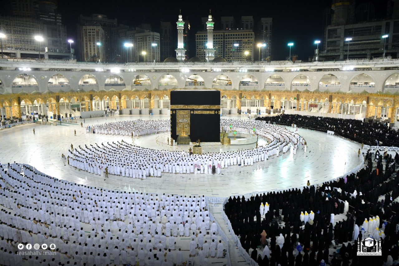 Suudi Arabistan&rsquo;da yeni tip koronavir&uuml;s (Kovid-19) kısıtlamalarının hafifletilmesi kapsamında Mescid-i Haram ve Mescid-i Nebevi tam kapasiteyle ibadete a&ccedil;ıldı. Kararın ardından Mekke'de bulunan Mescid-i Haram'da sosyal mesafesiz sabah namazı kılındı.    Salgınının başlamasından bu yana ilk kez sosyal mesafe olmadan kılınan namazda y&uuml;zlerce M&uuml;sl&uuml;man saf tutu. Kısıtlamaları hafifletme kararı kapsamında d&uuml;n akşam Kabe'nin etrafındaki bariyerler ve Mescid-i Haram'daki sosyal mesafenin anlatıldığı afişler kaldırılmıştı.  (İHA)