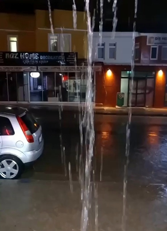 Fethiye'de sokaklar göle döndü! Evleri ve iş yerlerini su bastı