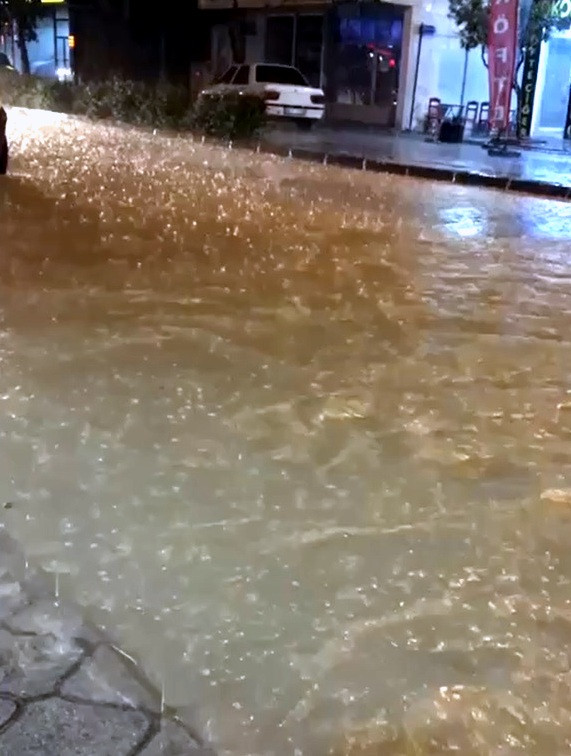 Fethiye'de sokaklar göle döndü! Evleri ve iş yerlerini su bastı
