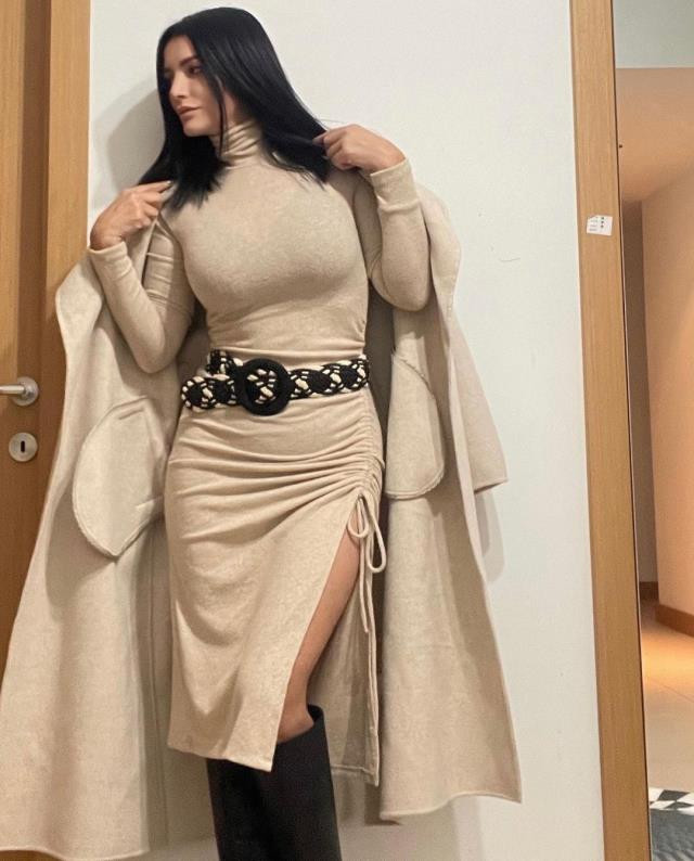 Aleyna Tilki'nin annesi Havva Öztel'in derin yırtmaçlı kareleri sosyal medyayı salladı