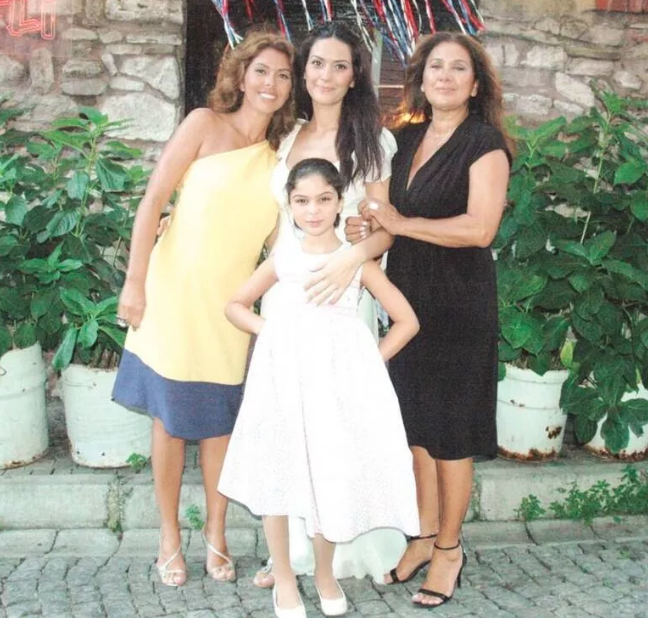 Berg&uuml;zar Korel'in ablası Zeynep Korel annesiden şikayet&ccedil;i olmuştu... Mahkeme H&uuml;lya Darcan ile ilgili kararını verdi