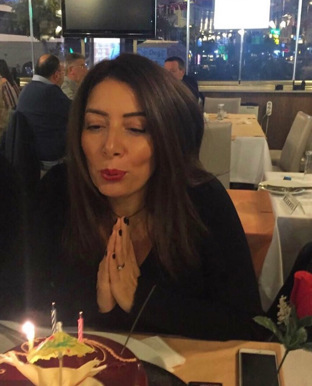 Hande Erçel vefat eden annesinin doğum gününü bu sözlerle kutladı