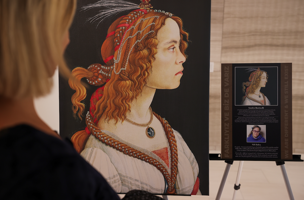 "Down sendromlu Mona Lisa" farkındalık yaratmak için New York'ta