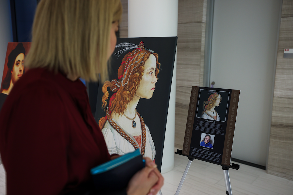 "Down sendromlu Mona Lisa" farkındalık yaratmak için New York'ta