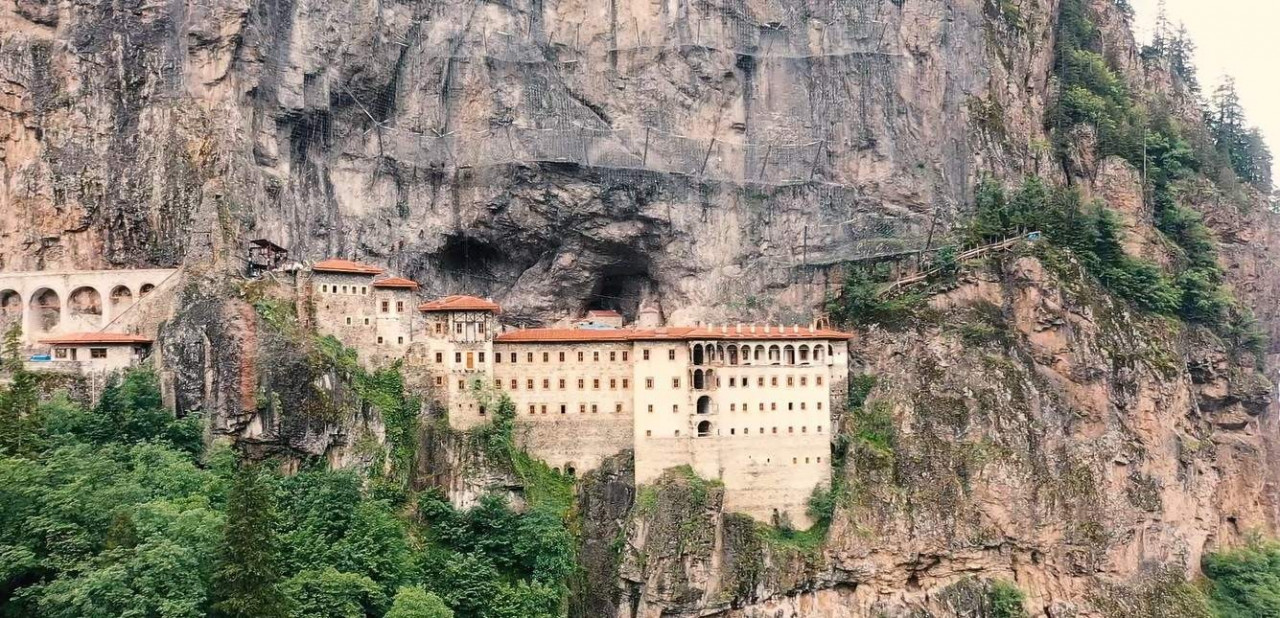 Türkiye’nin en önemeli inanç turizmi merkezlerinden Sümela Manastırı gelecek yıl tamamen ziyaretçilere açılacak