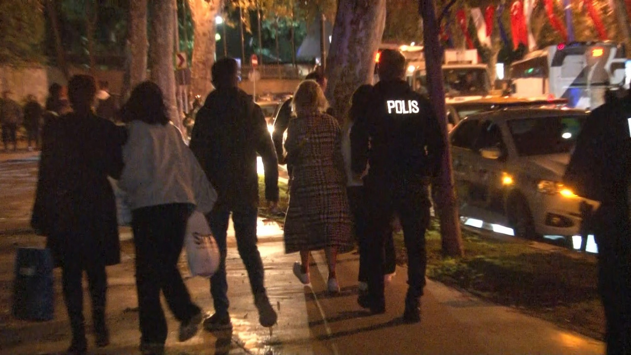 Alkoll&uuml; s&uuml;r&uuml;c&uuml; ortalığı birbirine kattı! Kaza sonrası l&uuml;ks otomobil hurdaya d&ouml;nd&uuml;