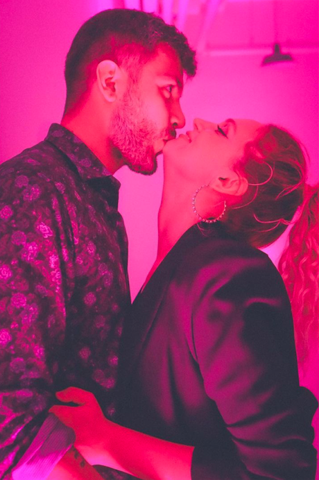 Farah Zeynep Abdullah sevgilisi DJ Artz ile aşk pozunu paylaştı