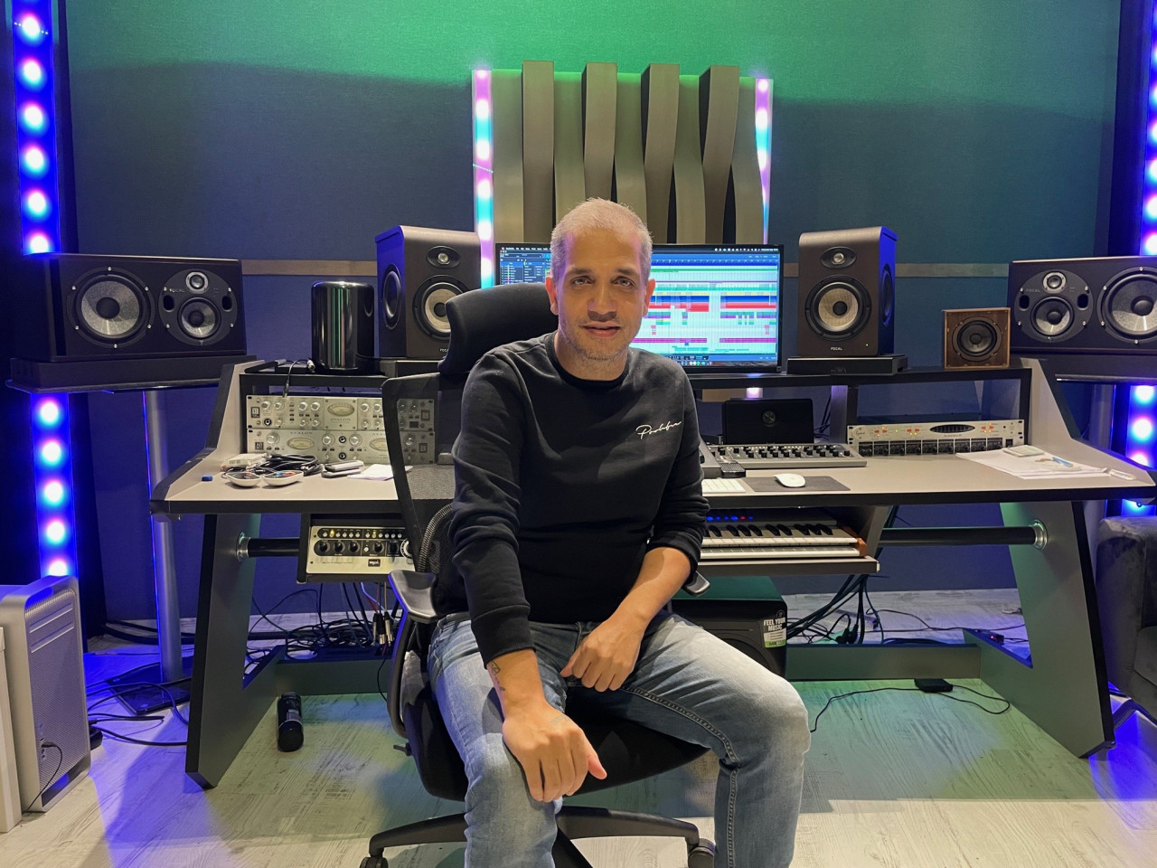 Ge&ccedil;tiğimiz aylarda B&uuml;lent Ersoy&rsquo;un Kıbrıs&rsquo;ta bulunan bir otelde vereceği konser sebebiyle Kıbrıs&rsquo;a giden ve temin edilen PCR testlerinin sahte olduğunun ortaya &ccedil;ıkmasıyla Ercan Havalimanı'nda bekletilen m&uuml;zisyenler, polis nezaretinde konsere &ccedil;ıkıp ardından n&ouml;bet&ccedil;i mahkemeye sevk edilerek tutuklanmıştı. 3 g&uuml;n &ouml;nce serbest bırakılan Kıvılcım, İstanbul'a geri d&ouml;nd&uuml;.   Sahte PCR testleri sebebiyle tutuklanan ve bir ayı cezaevinde olmak &uuml;zere 62 g&uuml;nd&uuml;r Kuzey Kıbrıs T&uuml;rk Cumhuriyeti'nde&rsquo;de mahsur kalan B&uuml;lent Ersoy&rsquo;un orkestra ekibinden m&uuml;zisyen ve aranj&ouml;r Coşkun Kıvılcım yaşananların perde arkasını anlattı.  İşte tahliye olup T&uuml;rkiye'ye d&ouml;nen Coşkun Kıvılcım'ın a&ccedil;ıklamaları...  '5 SENEDİR B&Uuml;LENT ERSOY İLE BİRLİKTE &Ccedil;ALIŞIYORUM'  Yaşadıkları mağduriyeti anlatan Kıvılcım, &ldquo;M&uuml;zikle uğraşıyorum. 5 sene B&uuml;lent Ersoy&rsquo; a emek verdim. Kendisinin s&ouml;ylediği gibi herkese &ccedil;alan m&uuml;zisyenlerden değilim. Kendisiyle 5 seneden beri &ccedil;alışıyorum. Malum başımıza gelen Kıbrıs işinde oluşan sahte PCR durumundan dolayı. 21 arkadaşımla beraber mağdur olduk. &Ccedil;ok zor durumlar yaşadık, Allah kimseye vermesin bu durumları. Zor bir s&uuml;re&ccedil;ti&rdquo; dedi.  '12 SAAT BOYUNCA BİZİ HAVALİMANINDA TUTTULAR'  Sahte PCR testlerinin kendilerine nasıl verildiğini anlatan Kıvılcım, &rdquo;Bizim orkestra şefimiz var. Telefonda grubumuz var. Her zamanki gibi mesaj geldi ayın 28&rsquo;inde iş var diye. Biz de tabii ki PCR testinin nasıl yapıldığını bilen insanlarız, cahil insanlar değiliz. Biz d&uuml;ş&uuml;nd&uuml;k ki bir ambulans gelecek, bizim buluşacağımız bir yerde bizim testlerimizi yapacaklar diye d&uuml;ş&uuml;nd&uuml;m. Ben b&ouml;yle d&uuml;ş&uuml;n&uuml;rken tekrarda bir mesaj geldi ve 'iki aşı yeterli oluyormuş' dendi bize. Bizim b&uuml;t&uuml;n arkadaşlarımız da tabii okey verdi. Ondan sonra biz g&uuml;n&uuml; gelince havalimanına gittik. 10 arkadaşımız ge&ccedil;ti. Onlar ge&ccedil;tikten sonra bir arkadaşımızla orada &ccedil;alışanlar arasında ufak bir s&uuml;rt&uuml;şme oldu. Onlar da bizim evraklarımızla bilgisayara gidip baktılar. Bu PCR&rsquo;ların sahte olduğunu s&ouml;ylediler bize. Biz de orada anladık bu durumu. Sonrasında o ge&ccedil;en on arkadaşımızı geri &ccedil;ağırdılar. Bizi havalimanında sorguya tuttular. 12 saat orada kaldık. Ne olduğunu bilemiyoruz tabii. İlk defa b&ouml;yle bir şey yaşadık. M&uuml;zisyen insanın parasını değil sevdiği şarkıları &ccedil;alar. Bu s&ouml;z&uuml; herkes bilir bunu. Biz bilmeyiz yani bu konuda cahil insanlarız sonu&ccedil;ta. Tabii herkes bir telaşta malum. Bizi 12 saat orada tuttular dediğim gibi. Ondan sonra sorgular, bize diyorlar sorun yok, keyfinize bakın. Tabii bir enteresanlık var orada, bir kaos var. İnsanlar bir telaşta , polisler bir telaşta. Bizim telefonlarımızı ve kimliklerimiz aldılar. Her şeyimizi aldılar&rdquo; diye konuştu.  'B&Uuml;LENT ERSOY KONSERDE BİZİ AŞAĞILADI'  Polis eşliğinde konsere &ccedil;ıktıklarını s&ouml;yleyen Kıvılcım, &rdquo;Biz bunları yaşarken B&uuml;lent Ersoy hanım otele bir g&uuml;n &ouml;ncesinden gittiği i&ccedil;in oteldeydi. İletişim sıfır. Yakalandığımızı da biliyordu. Sonrasında bizi otob&uuml;sle konsere g&ouml;t&uuml;rd&uuml;ler. Konsere biraz ge&ccedil; &ccedil;ıkıldı. Biz &ccedil;ıktığımızda sahneye B&uuml;lent Hanım biraz ge&ccedil; &ccedil;ıktı. İnsanlar biraz &ouml;fkelendi, laflar s&ouml;ylemeye başladılar. Bizler de &ccedil;alarak insanları yatıştırmaya &ccedil;alıştık. Biz konu kapandı sanıyoruz, sahneye geldik sonu&ccedil;ta. &Ccedil;alıyoruz o sırada. Sonrasında B&uuml;lent Hanım sahneye &ccedil;ıktı. Ondan sonra farklı detaylar var. B&uuml;lent Hanım&rsquo;ın aldığı bir yevmiye var. Aldığı paradan hari&ccedil; artı bir para daha istiyor. Ben diyor bu şartlar altında &ccedil;ıkmam diyor falan. O kendisi yaşamış gibi, ge&ccedil; kalmış gibi o ortama, o stresi biz yaşamamışız gibi davrandı. Bizi mağdur g&ouml;sterse zaten o parayı biz alırdık. O g&uuml;n o parayı bize zaten kendisi dağıtırdı. Konuşuyor, o parayı da alıyor kendisi ve sahnede kahkahalar atarak işte bu insanlar da i&ccedil;erideydi o y&uuml;zden ge&ccedil; geldik diyor ve bizi orada aşağılıyor. Konseri bitirdik. Biz b&ouml;yle detaylar olduğunu bilmiyoruz ya. Bize dediler siz n&ouml;bet&ccedil;i mahkemeye &ccedil;ıkacaksınız. Ondan sonra biz n&ouml;bet&ccedil;i mahkemeye &ccedil;ıktık. Kıbrıs&rsquo;ta teminat diye bir durum varmış. Bunları biz bilmiyoruz. Bizi teminata bağladılar, haftada iki g&uuml;n imza şartıyla. Sonrasında 210 bin TL karşılığında bizi serbest bıraktılar. B&ouml;yle bir durum oluştu. O s&uuml;re&ccedil;te oteldeydik. Orada da bir ay kaldık. Telefonumuz yok, ailelerimize ulaşamıyoruz, g&ouml;remiyoruz. Oradaki odadaki telefonlardan ulaşmaya &ccedil;alıştık. Tabii ki telefon ediyoruz ama otel de telefonları kesiyor biz aramayalım diye&rdquo; dedi.    'B&Uuml;LENT ERSOY'A ULAŞMAMIZIN İMKANI YOKTU'  Kıbrıs&rsquo;ta mahsur kaldıkları d&ouml;nemde B&uuml;lent Ersoy&rsquo;a ulaşamadıklarını iddia eden Kıvılcım,&rdquo; B&uuml;lent Ersoy&rsquo;a bizim ulaşmamızın imkanı yok. Kendisi biliyorsunuz &ccedil;ok b&uuml;y&uuml;k bir Diva yani ger&ccedil;ekten b&uuml;y&uuml;k bir Diva. O y&uuml;zden biz ona ulaşamadık. Biz de kendi imkanlarımızla orada bir şeyler yapmaya &ccedil;alıştık. Psikolojimiz bozuldu. İnsan ger&ccedil;ekten başka bir duruma geliyor. Orada k&uuml;&ccedil;&uuml;k kardeşlerim vardı, &ccedil;ocuğu oldu oradayken. &Ccedil;ocuğu doğdu iki ay oldu g&ouml;remedi. Herkes ağlıyor, herkes bir kaosta. Herkes bize bir şeyler s&ouml;yl&uuml;yor umut veriyor, umutlanıyoruz. T&uuml;ylerim diken diken oluyor. Bir ay otel sonrası karar anı diye bir durum oluştu. İlk mahkemeye &ccedil;ıktık ve ağır cezada yargılanıyoruz. B&uuml;lent Hanım&rsquo;la hi&ccedil; alakası yok. Onu ilgilendirmiyor bu konu. Biz ona &ccedil;almaya gitmemişiz zaten, başkasına &ccedil;almaya gitmişiz ya. Orada &ccedil;ıktığımız mahkemede bizi bir 4 g&uuml;n boyunca kelep&ccedil;elenmiş şekilde g&ouml;t&uuml;rd&uuml;ler. Bundan sonra karar verilmek i&ccedil;in 4 g&uuml;n sonra gelin dediler. Karar anı a&ccedil;ıklanacak ve &ccedil;ıkacaksınız dediler. Tamam o zaman d&ouml;rt g&uuml;n de dayanırız dedik. Gelmiş başa &ccedil;ekilir dedik" ifadelerini kullandı.  '&Ouml;LECEK GİBİ OLDUM'  Panik atağının olduğunu s&ouml;yleyen Kıvılcım, "D&ouml;rt g&uuml;n i&ccedil;in girdik hapishaneye, keleple&ccedil;erle beraber. Perişan olduk. D&ouml;rt g&uuml;n bekledik sonucu ve karar anı geldi. Karar 10 seneden a&ccedil;ıklandı davamız. Yargı&ccedil; her şeyi anlatırken,ben &ouml;lecek gibi oldum. Panik atak hastalığım var. Bu durumlara alışık insanlar değiliz. Orada devlet memurları var, orada &ccedil;ok seviyesi b&uuml;y&uuml;k olan insanlar, arkadaşlarım var. Hepsi &uuml;niversiteli, liseyi bitirmişler. Dediler ya hani onlar romandı falan, romanlar olmasa m&uuml;zik zaten olmazdı. Bunu d&uuml;nya biliyor&rdquo; ifadelerini kullandı.  'B&Uuml;LENT ERSOY SAHİP &Ccedil;IKACAĞINA BANA SANAT&Ccedil;I CEYLAN SAHİP &Ccedil;IKTI'  Diğer m&uuml;zisyen arkadaşlarıyla birlikte B&uuml;lent Ersoy&rsquo;a dava a&ccedil;maya hazırlandıklarını belirten Kıvılcım,&rdquo; Bir ay ceza almamızın ardından , cezaevi s&uuml;reci başladı. Olmayacak zul&uuml;mleri g&ouml;rd&uuml;k, yaşayan bilir. Ne desek kimse inanmaz bize &ccedil;ok k&ouml;t&uuml; davrandılar. Bizi TC uyruklu yabancı vatandaş olarak yargılamaları &ccedil;ok zorumuza gitti. Biz zaten TC vatandaşıyız. Orada biz &ccedil;ok k&ouml;t&uuml; olduk. Şu an bile t&uuml;ylerim diken diken. Ben TC vatandaşıyım. Başka bir şey değilim. Bu &uuml;lkenin vatandaşıyım. &Uuml;&ccedil; g&uuml;n oluyor geri geleli. Hala kendime gelmeye &ccedil;alışıyorum. Yaşadığımız s&uuml;re&ccedil; &ccedil;ok zordu. Bundan sonra ise B&uuml;lent Hanım diye bir şey hayatımızda kalmadı. İstemiyorum da olmasını. Sahip &ccedil;ıkmasını da istemiyoruz, bize yardım etmesini de istemiyoruz. Onun m&uuml;cevherlerini de istemiyoruz. Onun parası kendisinin olsun. Hukuki s&uuml;reci arkadaşlarımızla birlikte başlatacağız. Bu arada bunu ge&ccedil;meden yapamayacağım, hani kendisine &ccedil;aldı ya sanat&ccedil;ı Ceylan sanki ona &ccedil;almışım gibi bana sahip &ccedil;ıktı. B&uuml;lent Ersoy bana sahip &ccedil;ıkacağına Ceylan bana sahip &ccedil;ıktı. Biraz evvel dekontunu da g&ouml;sterebilirim, bana destek &ccedil;ıktı. Bunu Ceylan Hanım&rsquo;ın mı yapması gerekiyordu, B&uuml;lent Ersoy Hanım&rsquo;ın mı? Soruyorum bunu kendisine. Maddi ve manevi olarak &ccedil;&ouml;kt&uuml;m. Biz g&uuml;zel paralar kazanan insanlarız. B&ouml;yle 5 bin liralar falan yanlış anlaşılmasın ama bizim i&ccedil;in para değil bunlar yani. Benim kiram zaten 5 bin lira sayın Divam. Buradan da m&uuml;zisyen arkadaşlarıma sesleniyorum rica ediyorum size emek verene bakın Ceylan Hanım gibi işte hi&ccedil;bir alakası olmayan bir insan ben mağdurum diye bana sahip &ccedil;ıktı mesela beni tanıdığı i&ccedil;in. B&ouml;yle solistlerle &ccedil;alışın l&uuml;tfen rica ediyorum m&uuml;zisyen arkadaşlarımdan&rdquo; dedi.  'ADALET YERİNİ BULSUN'  Bu s&uuml;re&ccedil;te mağdur olmalarına sebep olan herkese karşı hukuki m&uuml;cadele vereceklerini ifade eden Kıvılcım,&rdquo; Onlar, herkes kendisini biliyor onların isimleri vermek istemiyorum s&uuml;re&ccedil; başlayacak &ccedil;&uuml;nk&uuml; &ccedil;ok yakın bir zamanda tabii ki beraber evet biz cezamızı &ccedil;ektiysek herkes cezasını &ccedil;ekecek. Su&ccedil;lular i&ccedil;in adalet yerini bulsun diyorum başka bir şey demiyorum. Onlar serbest &ccedil;&uuml;nk&uuml; onlar bizim gibi g&uuml;&ccedil;s&uuml;z değil ve gariban değil onlar g&uuml;&ccedil;l&uuml; oldukları i&ccedil;in serbestler. Biz insanları eğlendirdik. Telefonlarımızı geri vermediler. 21 arkadaşımızın telefonu alındı malum biz iyi telefonlar kullanıyoruz. Hala telefonsuzum bor&ccedil; olarak yeni telefon aldım. &Ccedil;&uuml;nk&uuml; mağdur oldum ya mağduriyetimi de sevgili B&uuml;lent Ersoy karşılamış ya o y&uuml;zden. Onun sayesinde şimdi yeni bir telefon alacağım" diye konuştu.  'B&Uuml;LENT ERSOY ARKAMIZDA OLMADI'  B&uuml;lent Ersoy'a seslenen Kıvılcım, "Ben B&uuml;lent Ersoy&rsquo;a ş&ouml;yle seslenmek istiyorum. Biz B&uuml;lent Ersoy&rsquo;dan para istemiyoruz. Biz onunla bu işe gittik. Bizim arkamızda olabilirdi ama olmadı. Kim hangi arkadaşım ondan para istemiş ki ?B&ouml;yle bir durum oluşmadı yani. Sahip &ccedil;ıkmak başka bir şey yani bunu yapmadı. Biz ona &ccedil;aldığımız i&ccedil;in bizim arkamızda durması lazımdı ama durmadı bizi b&ouml;yle bir durum yaşadık yani&rdquo; diye konuştu.