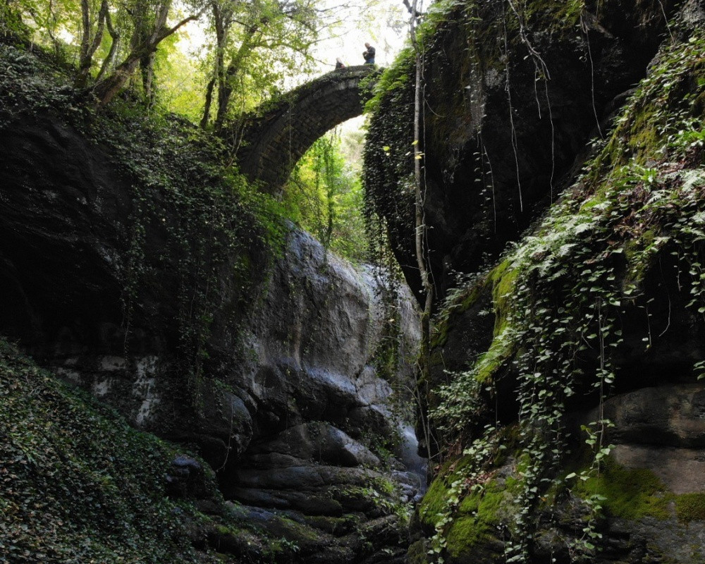Artvin&rsquo;de 19. y&uuml;zyılda yapıldığı tahmin edilen ve ge&ccedil;tiğimiz yıl keşfedilen tarihi Banakna taş kemer k&ouml;pr&uuml;s&uuml; ziyaret&ccedil;i akınına uğruyor.
