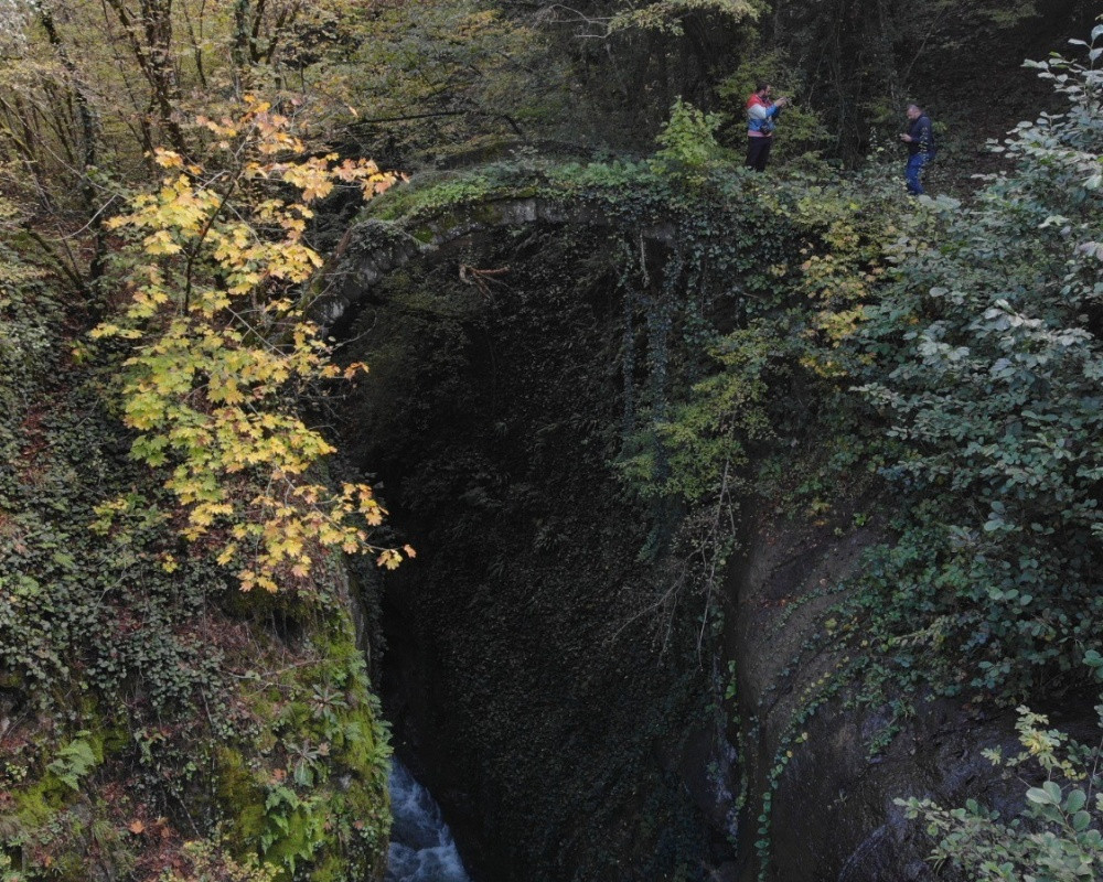 Artvin&rsquo;de 19. y&uuml;zyılda yapıldığı tahmin edilen ve ge&ccedil;tiğimiz yıl keşfedilen tarihi Banakna taş kemer k&ouml;pr&uuml;s&uuml; ziyaret&ccedil;i akınına uğruyor.