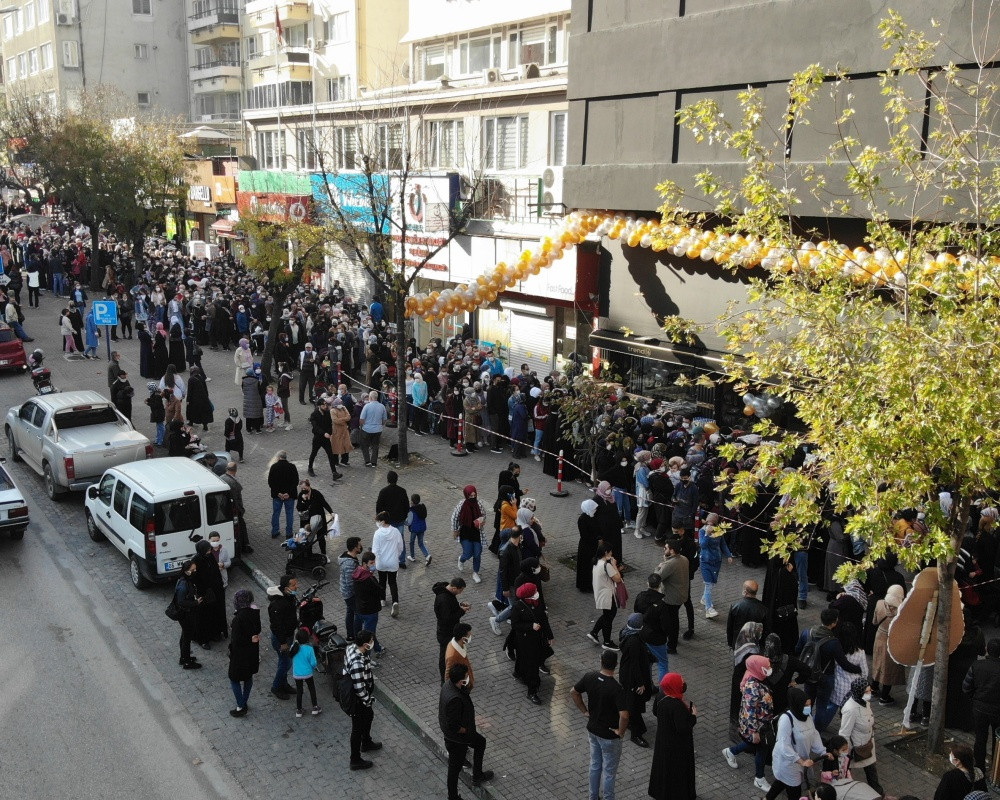 Bursa'da mağaza a&ccedil;ılışında izdiham yaşandı, kalabalığı polis dağıttı