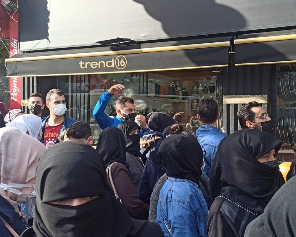 Bursa'da mağaza a&ccedil;ılışında izdiham yaşandı, kalabalığı polis dağıttı