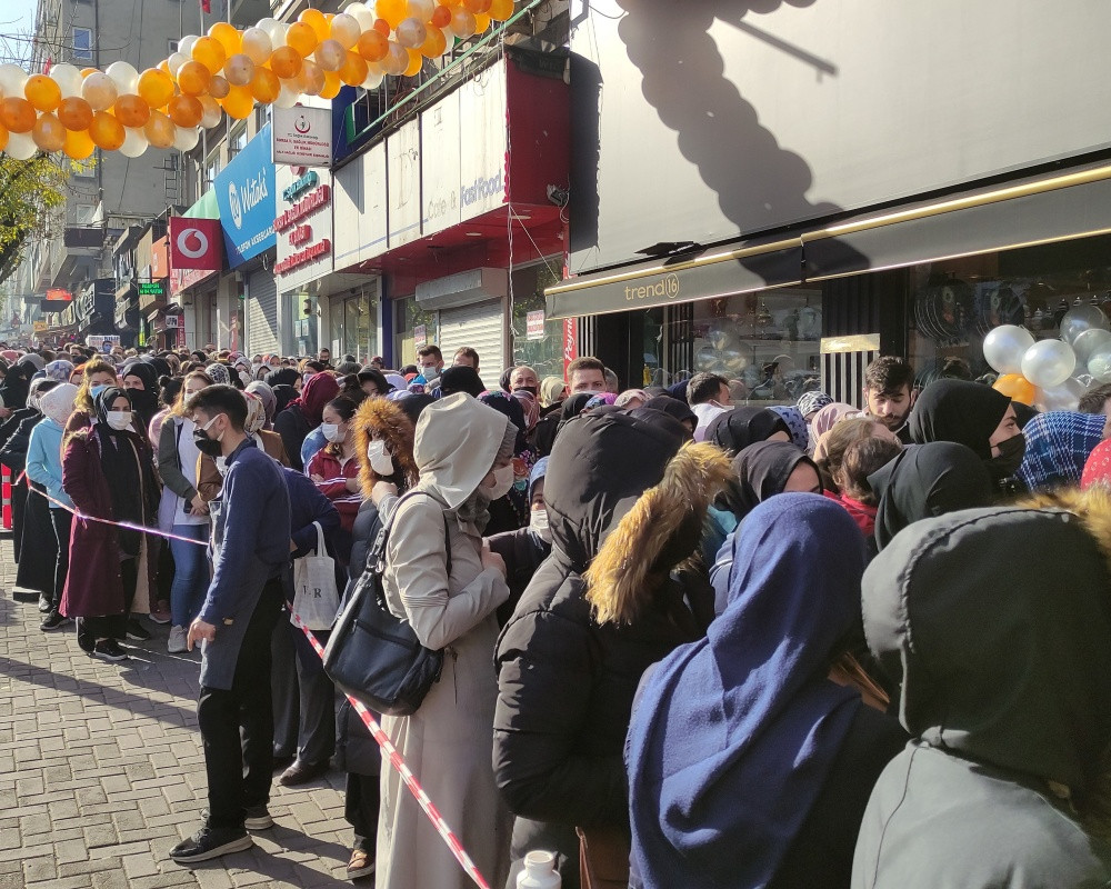 Bursa'da mağaza a&ccedil;ılışında izdiham yaşandı, kalabalığı polis dağıttı
