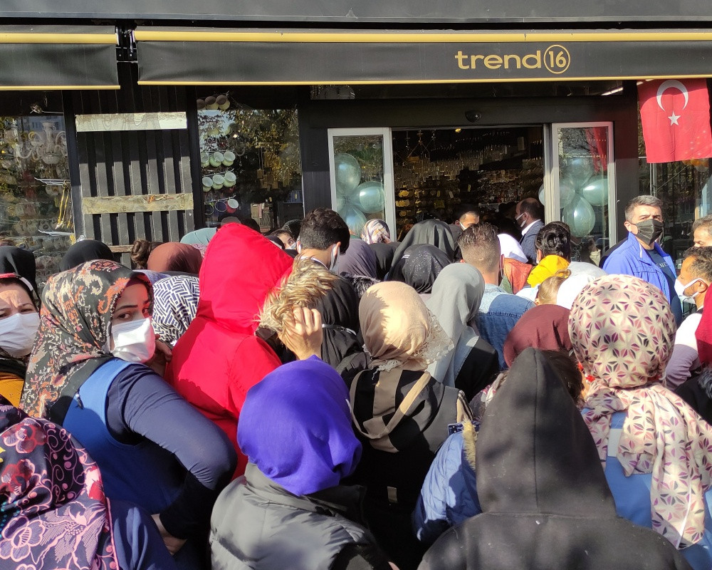 Bursa'da mağaza a&ccedil;ılışında izdiham yaşandı, kalabalığı polis dağıttı