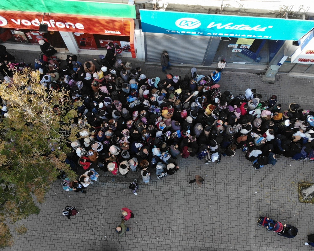 Bursa'da mağaza a&ccedil;ılışında izdiham yaşandı, kalabalığı polis dağıttı