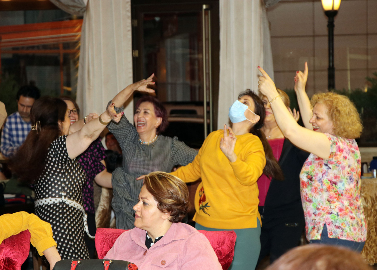 Kapık&ouml;y G&uuml;mr&uuml;k Kapısı yeniden a&ccedil;ıldı, İranlı turistler Van'a akın etti