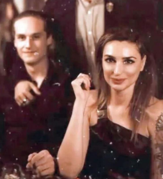 Bilge &Ouml;zt&uuml;rk ile 23 yaş k&uuml;&ccedil;&uuml;k aşkı Daren Gerede Erkaya'nın ilişkisi başka boyuta yaşındı