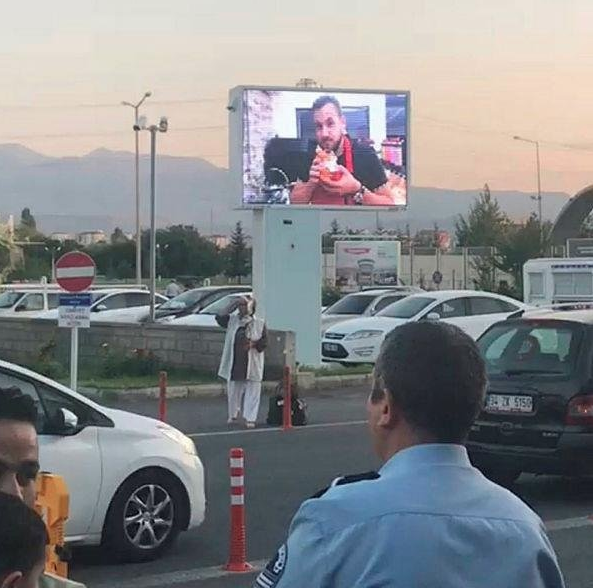 Mahkemeden oyuncu &Uuml;mit Erdim'e iyi haber! Waffle firmasına a&ccedil;tığı davayı kazandı