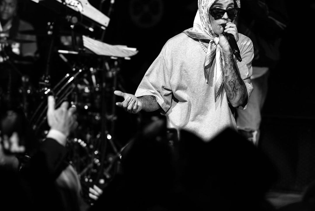 Sahneye başörtüsü ile çıkan Justin Bieber'ın hayranları neye uğradığını şaşırdı