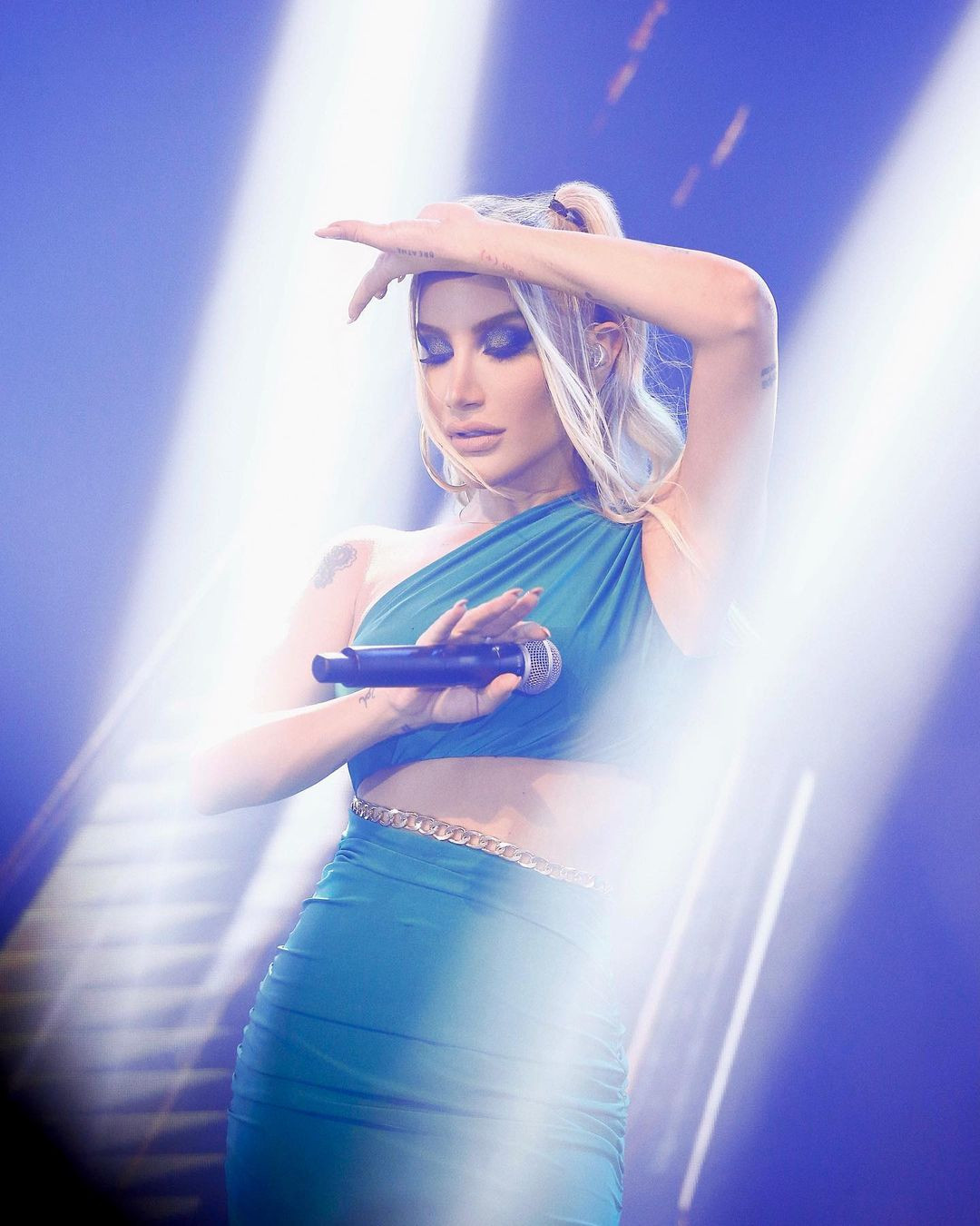 İrem Derici g&ouml;ğ&uuml;s estetiği i&ccedil;in &ouml;dediği &uuml;creti a&ccedil;ıkladı