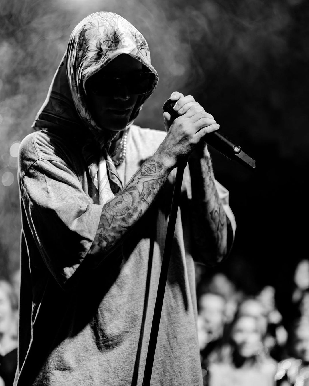 Sahneye başörtüsü ile çıkan Justin Bieber'ın hayranları neye uğradığını şaşırdı