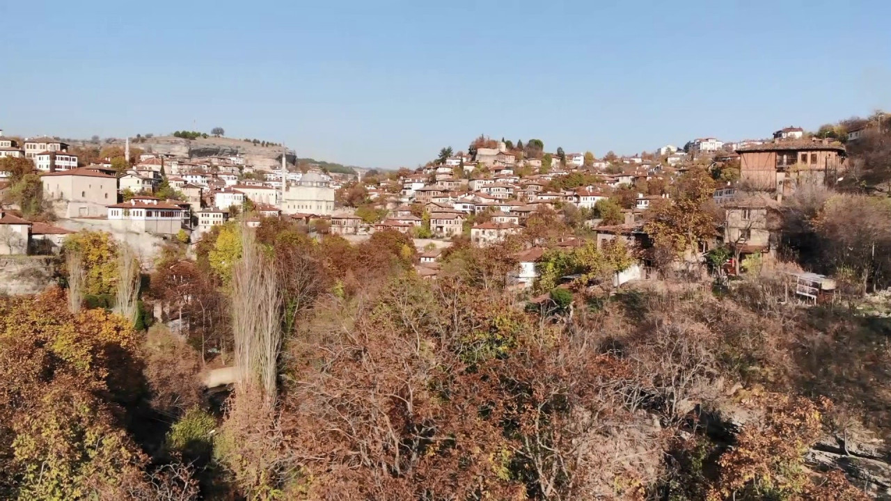 Tarihi evleriyle &uuml;nl&uuml; Safranbolu&rsquo;da sonbahar g&uuml;zelliği