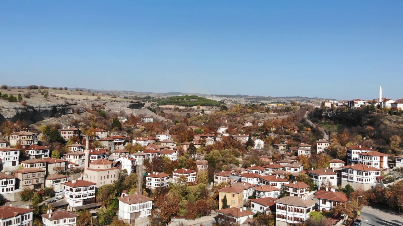 Tarihi evleriyle &uuml;nl&uuml; Safranbolu&rsquo;da sonbahar g&uuml;zelliği