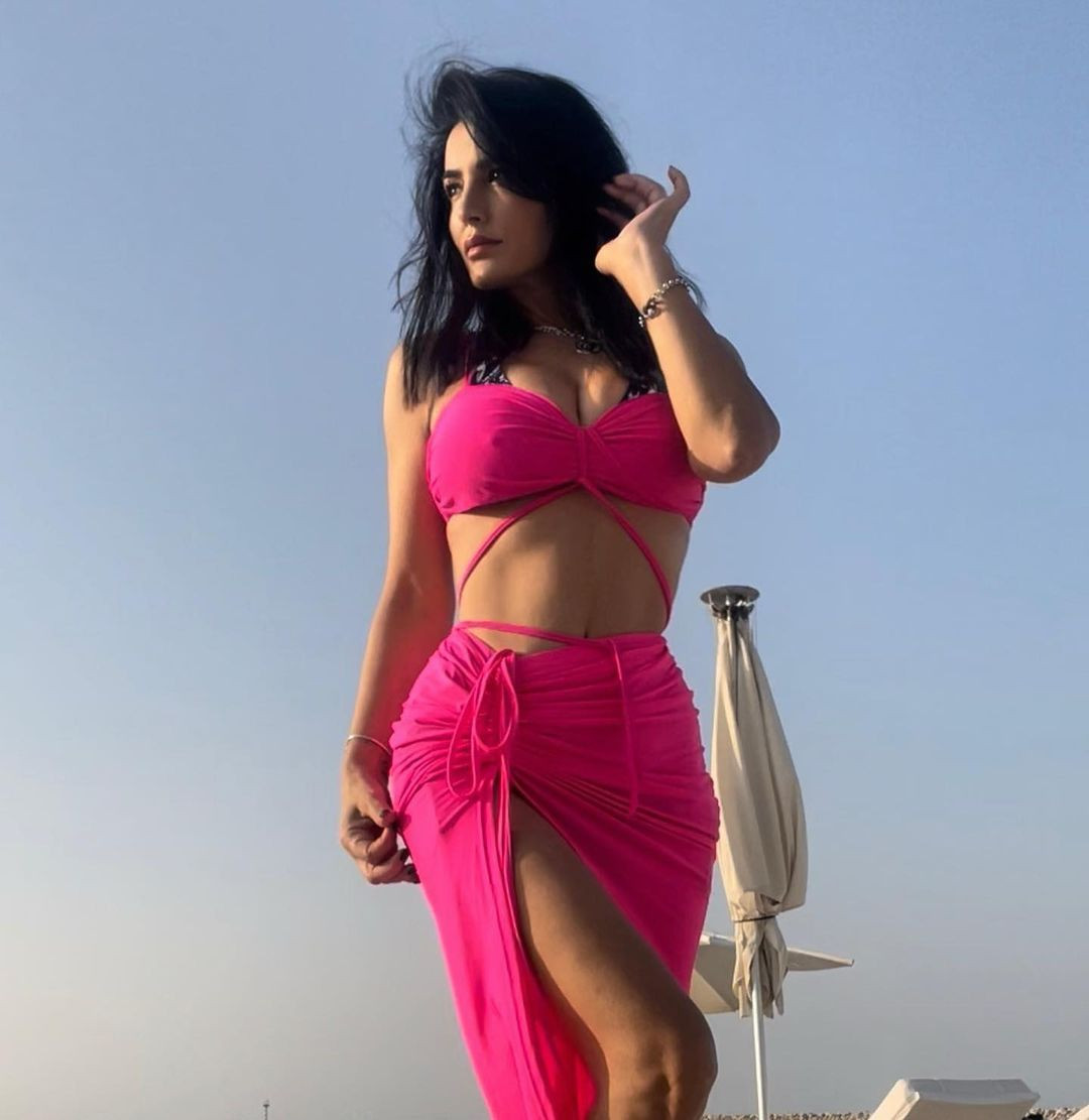 Aleyna Tilki'nin annesi Havva Öztel'in pembe bikinili Dubai pozları gündem oldu