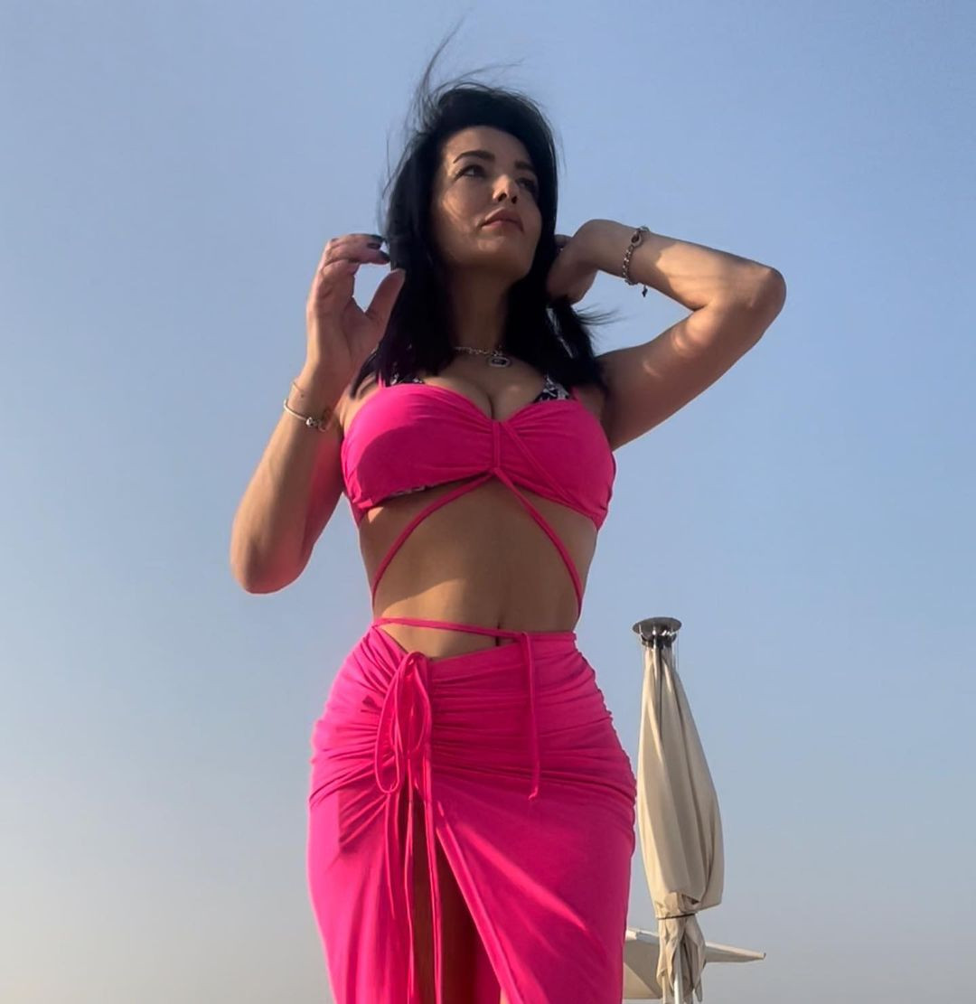 Aleyna Tilki'nin annesi Havva Öztel'in pembe bikinili Dubai pozları gündem oldu