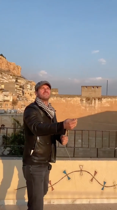Şu sıralar ‘Aşıklar Bayramı’ dizisinin çekimleri için moda tasarımcısı eşi Başar Dizer ile birlikte Mardin’de olan 38 yaşındaki eski manken ve oyuncu Kıvanç Tatlıtuğ, eşi ile birlikte Mardin'i gezip güzelliklerini görmeye devam ediyor... Şehri gezip tarihi güzelliklerini gören Kıvanç Tatlıtuğ şimdi de uçurtma atölyesine giderek uçurtma uçurdu. Kıvanç Tatlıtuğ'un uçurtma uçurduğu o anlar sosyal medyada paylaşıldı. Mardinli uçurtma sanatçısı Zahit Mungan, uçurtma atölyesinde yeni uçurtmasını tasarlarken karşısında bir anda Kıvanç Tatlıtuğ’u görünce neye uğradığını şaşırdı. Mungan,” Kıvanç Bey uçurtma uçurmak istediğini söyledi. Bende Mardin’de dinler kardeşliğini simgeleyen uçurtmayı ona verdim. Kendisi de damda uçurtmayı uçurttu. Uçururken de çok mutlu olduğunu gördüm. Böyle bir sanatçıyı Mardin’de görmek ve benim atölyemde uçurtma uçurması beni ayrıca sevindirdi” ifadelerini kullandı.