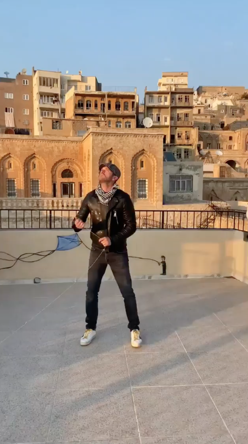 Kıvan&ccedil; Tatlıtuğ Mardin'de damda u&ccedil;urtma u&ccedil;urdu