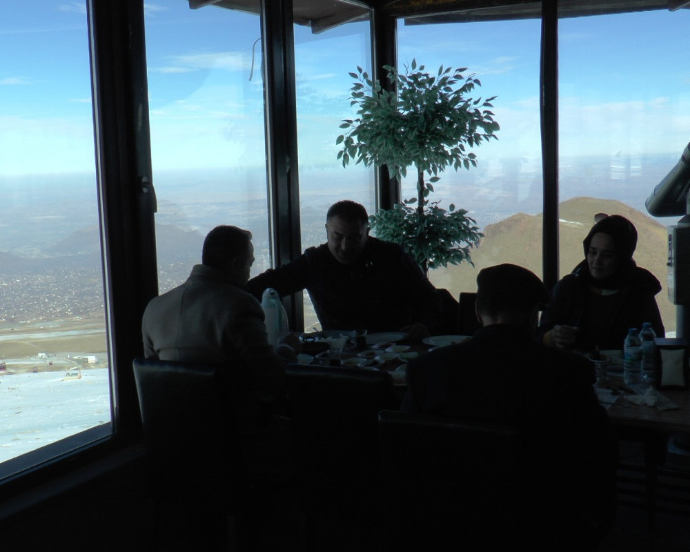 2650 metre y&uuml;kseklikte teleferikte doğa ile baş başa kahvaltı ve yemek keyfi