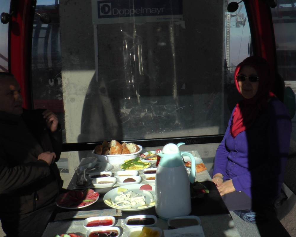 2650 metre y&uuml;kseklikte teleferikte doğa ile baş başa kahvaltı ve yemek keyfi