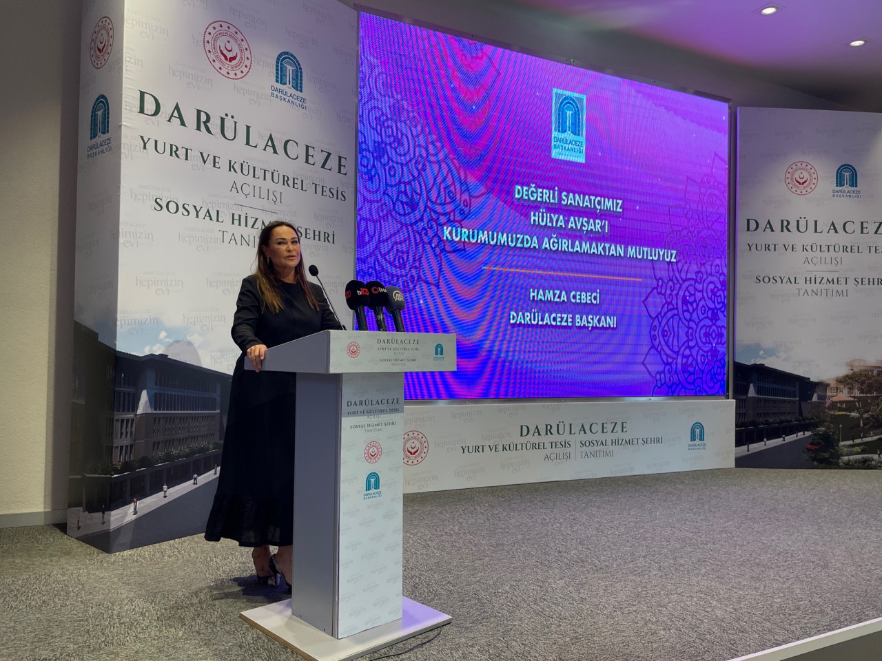 Sanatçı Hülya Avşar'dan siyasete yeşil ışık