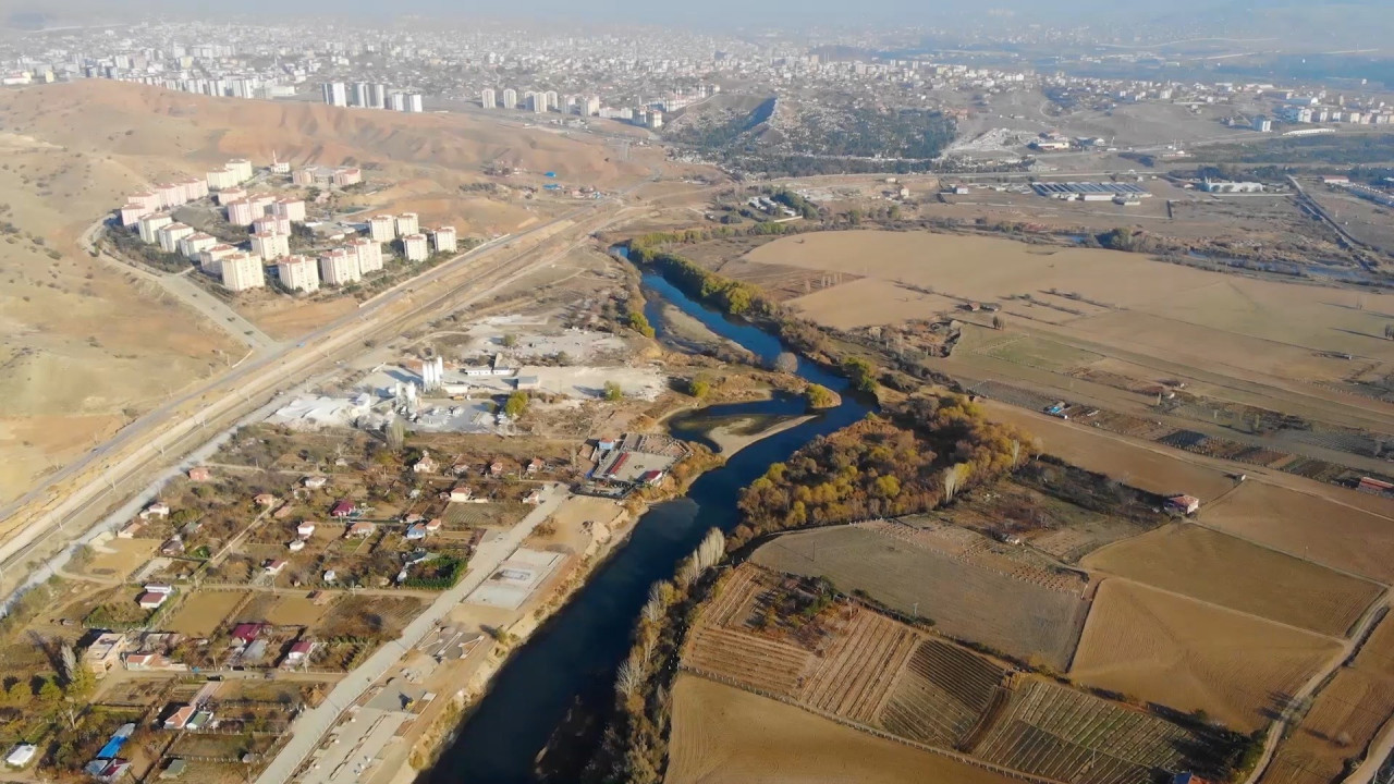 G&uuml;r&uuml;l g&uuml;r&uuml;l akan Kızılırmak Nehri artık akmıyor