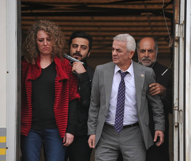 &lsquo;Muhteşem İkili&rsquo; dizisinden &uuml;cretini alamadığını s&ouml;ylemişti... Zafer Alg&ouml;z davadan vazge&ccedil;ti