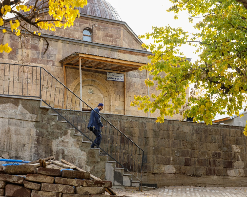 Van'da 311 yıllık cami fotoğraf tutkunlarının ilgi odağı oldu