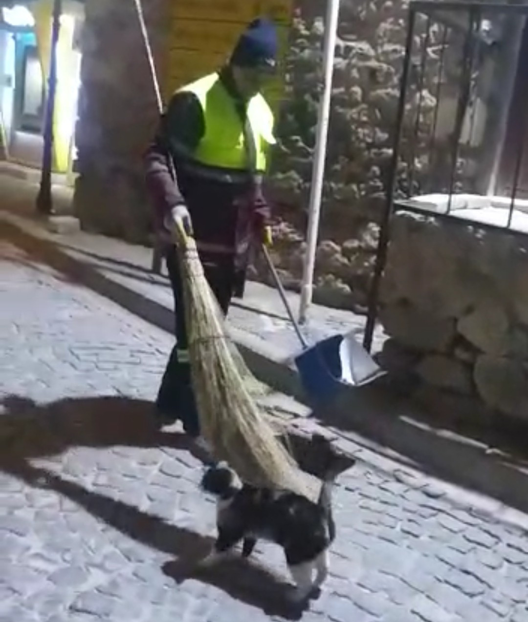 Temizlik g&ouml;revlisi ile sokak kedisi arasındaki dostluk y&uuml;rekleri ısıttı