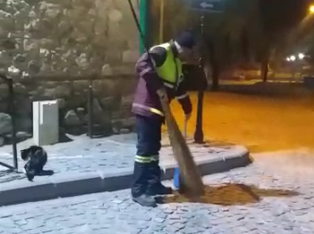 Temizlik g&ouml;revlisi ile sokak kedisi arasındaki dostluk y&uuml;rekleri ısıttı