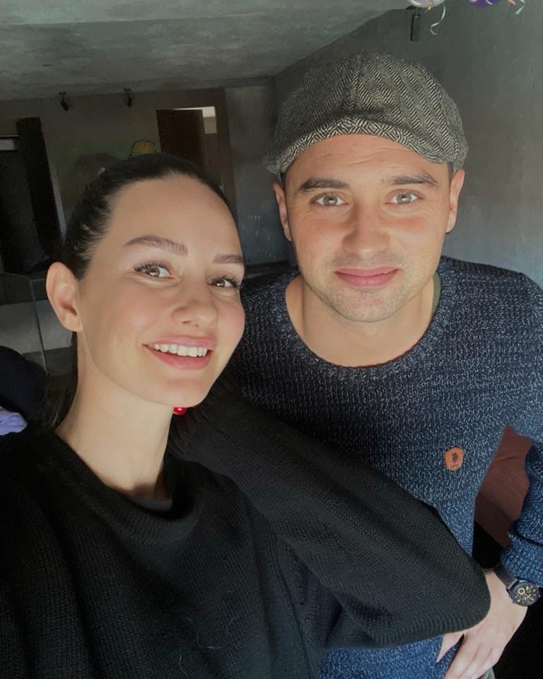 İkizi gibi! Yasemin Özilhan'ın kardeşi Tamer Ergene ile benzerliği hayrete düşürdü