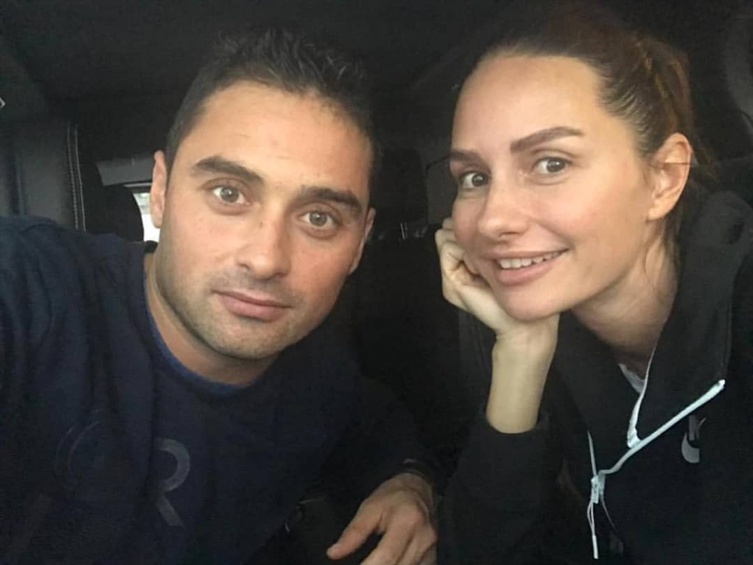 İkizi gibi! Yasemin Özilhan'ın kardeşi Tamer Ergene ile benzerliği hayrete düşürdü