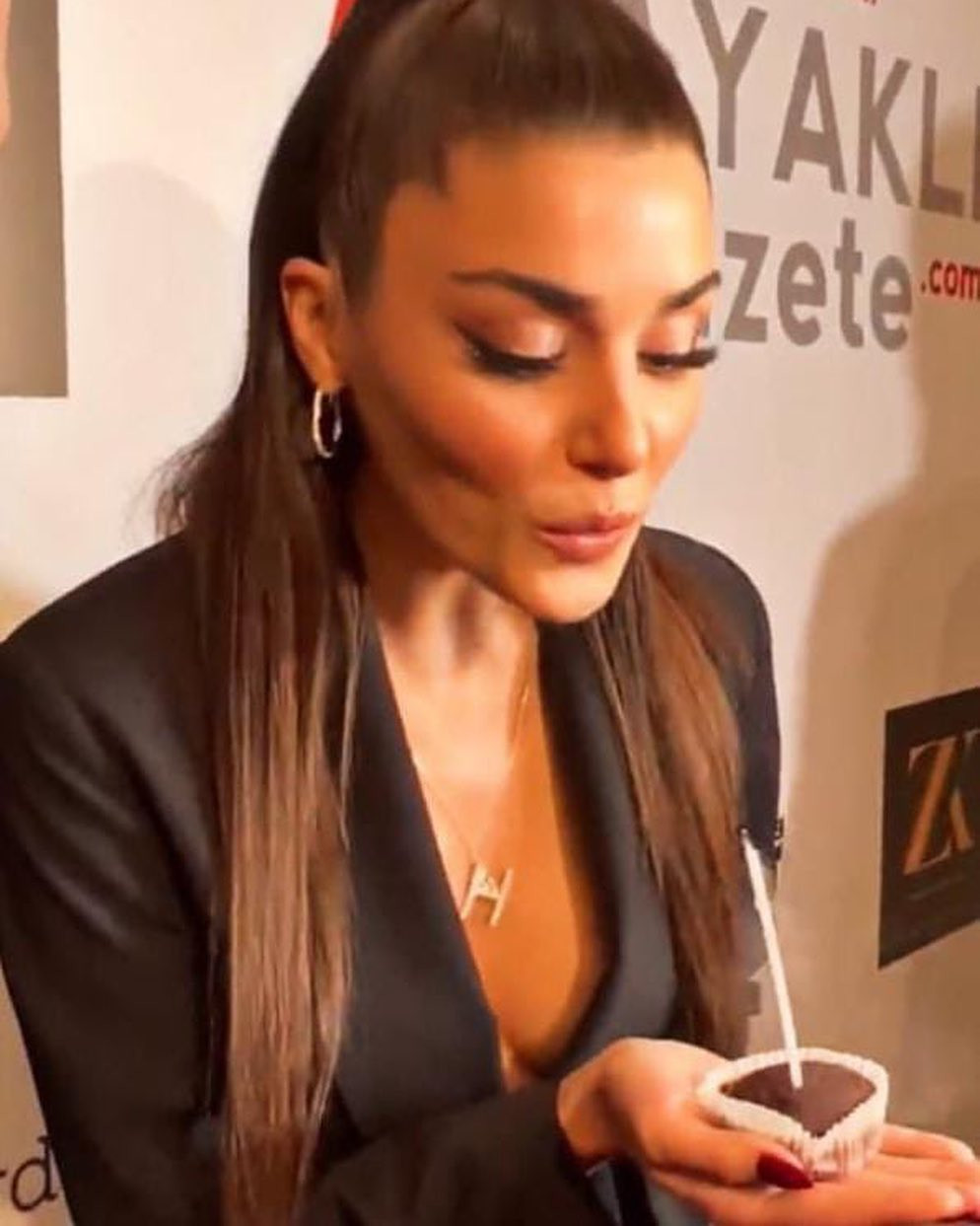 Yeni yaşını kutlayan Hande Erçel'in doğum günü kareleri sosyal medyayı salladı